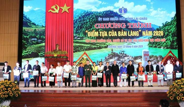 Thiếu tướng Văn Ngọc Quế, Bí thư Đảng ủy Cục Chính trị, Phó Chủ nhiệm Chính trị Bộ Tư lệnh Bộ đội Biên phòng và Phó Chủ tịch Thường trực UBND tỉnh Lai Châu Tống Thanh Hải tặng quà cho trưởng bản, người có uy tín trong đồng bào dân tộc thiểu số