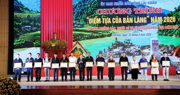Phó Chủ tịch Thường trực UBND tỉnh Lai Châu Tống Thanh Hải trao Bằng khen cho trưởng bản, người có uy tín tiêu biểu
