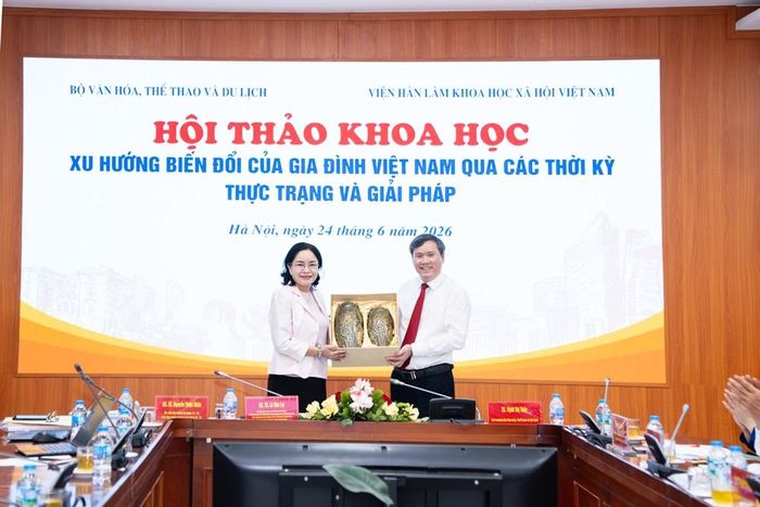 Ủy viên BCH Trung ương Đảng, Chủ tịch Viện Hàn lâm Khoa học xã hội Việt Nam Lê Văn Lợi tặng quà lưu niệm cho Thứ trưởng Bộ VHTTDL Trịnh Thị Thủy