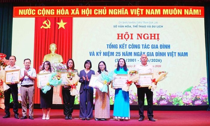Lãnh đạo tỉnh Gia Lai trao Bằng khen cho các tập thể, cá nhân xuất sắc trong công tác gia đình; phòng, chống bạo lực gia đình giai đoạn 2001- 2026