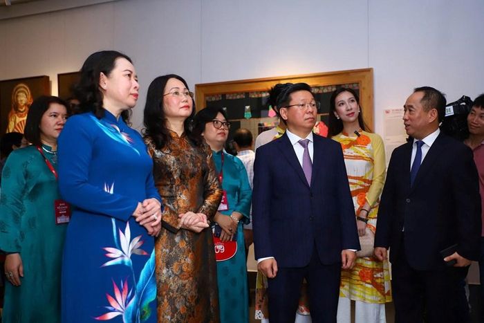 Bí thư Ban Chấp hành Trung ương Đảng, Phó Chủ tịch nước Võ Thị Ánh Xuân; Ủy viên Ban Chấp hành Trung ương Đảng, Bộ trưởng Bộ VHTTDL Lâm Thị Phương Thanh; Ủy viên Ban Chấp hành Trung ương Đảng, Phó trưởng Ban Tuyên giáo và Dân vận Trung ương Trần Thanh Lâm tham quan triển lãm