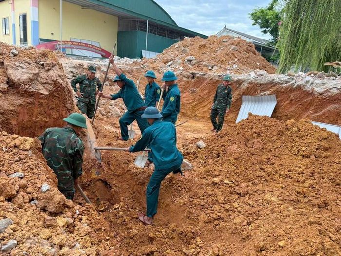 Lực lượng quân sự tiến hành hủy nổ quả bom