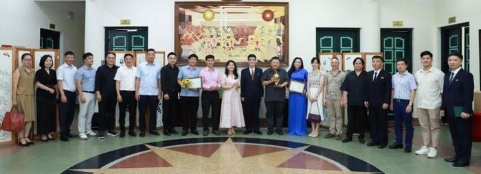 Các đại biểu chụp ảnh lưu niệm
