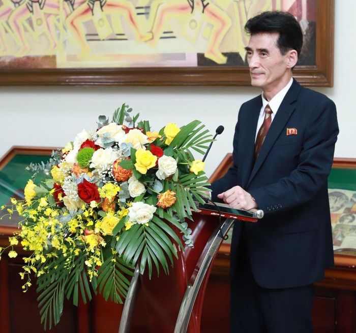 Ngài Ri Sung Guk, Đại sứ đặc mệnh toàn quyền nước Cộng hòa Dân chủ Nhân dân Triều Tiên tại Việt Nam phát biểu tại lễ trao Cúp Vàng