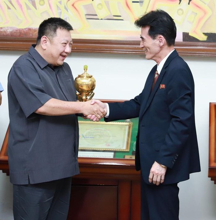 Ngài Ri Sung Guk, Đại sứ đặc mệnh toàn quyền nước Cộng hòa Dân chủ Nhân dân Triều Tiên tại Việt Nam trao Cúp Vàng cho Nhà hát Ca Múa Nhạc Quốc gia Việt Nam với chương trình nghệ thuật “Mùa xuân từ mạch nguồn”
