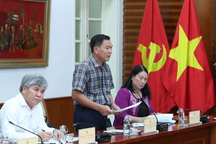 Giám đốc Sở VHTTDL Vĩnh Long Dương Hoàng Sum báo cáo tại buổi làm việc