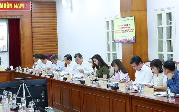 Các đại biểu tham dự buổi làm việc