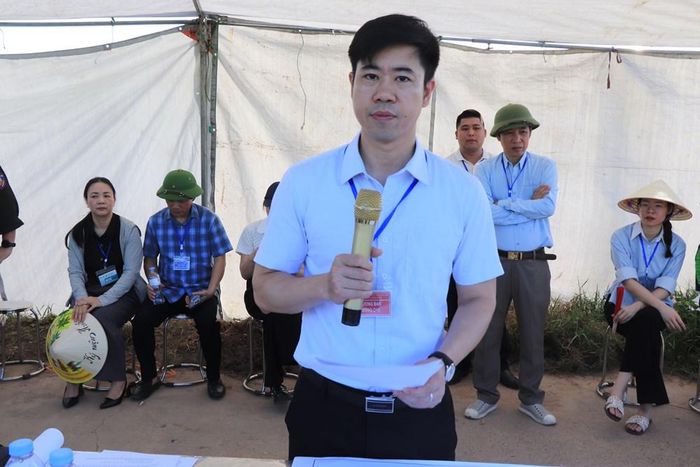 Ông Trần Gia Khánh, Phó Chủ tịch UBND xã Tam Hồng đọc quyết định cưỡng chế kiểm đếm 44 hộ gia đình tại Dự án Khu đô thị Yên Lạc – Dragon City