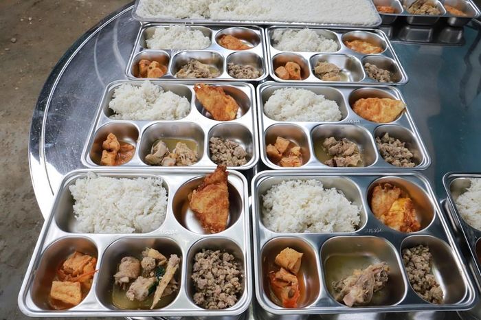 Khay ăn chuẩn bị riêng cho từng học sinh sau khi dự án hoàn thành