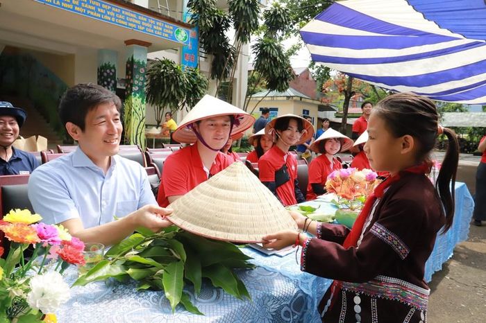 Em học sinh tặng quà cho đại diện Morinaga Milk
