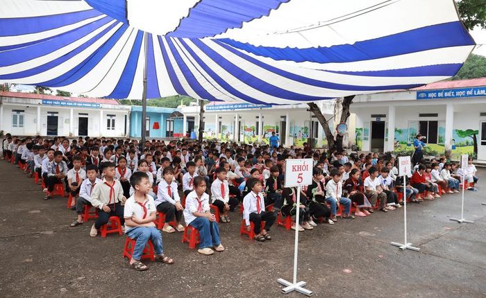 Các em học sinh tiểu học tham dự Lễ bàn giao bếp ăn tại trường