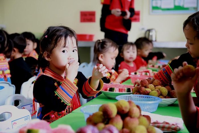 Em học sinh thưởng thức bữa ăn tại trường
