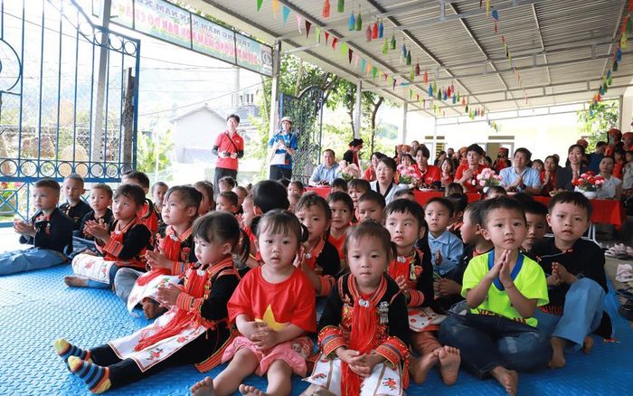 Các bé mầm non tham dự Lễ bàn giao bếp ăn tại trường