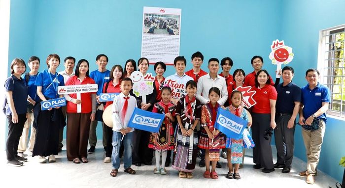 Đại diện Morinaga Milk và tổ chức Plan International cùng các em học sinh ở Lai Châu