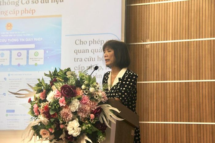 Phó Cục trưởng Cục PTTH&amp;TTĐT Nguyễn Thị Thanh Huyền trình bày báo cáo tại Hội nghị