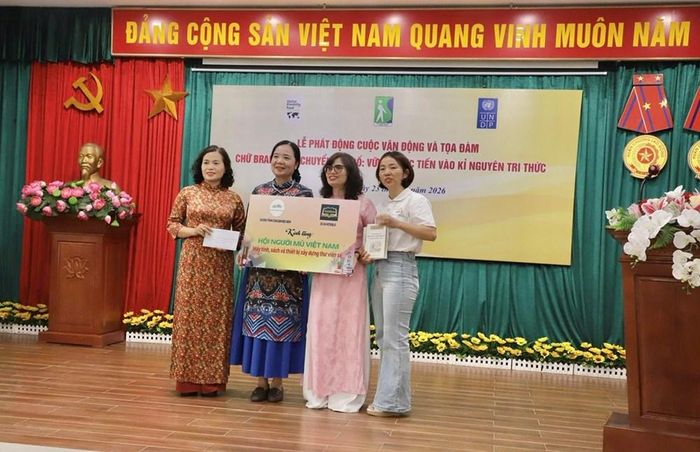 TS. Vũ Dương Thúy Ngà, đại diện cho chương trình "Cùng bạn đọc sách" và các nhà tài trợ trao tặng thiết bị thư viện số, sách và kinh phí hỗ trợ cuộc thi Đại sứ Văn hóa đọc cho Hội Người mù Việt Nam