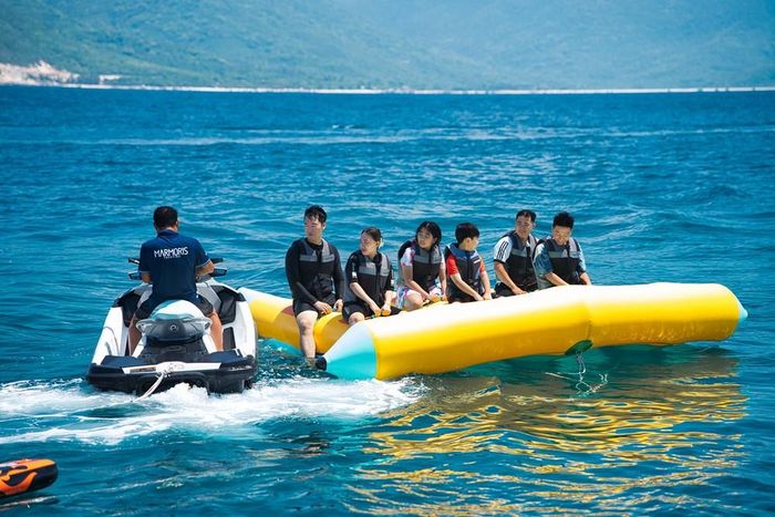 Du khách thích thú lần đầu tiên trải nghiệm dịch vụ du lịch du thuyền 5 sao và chơi các môn thể thao mặt nước