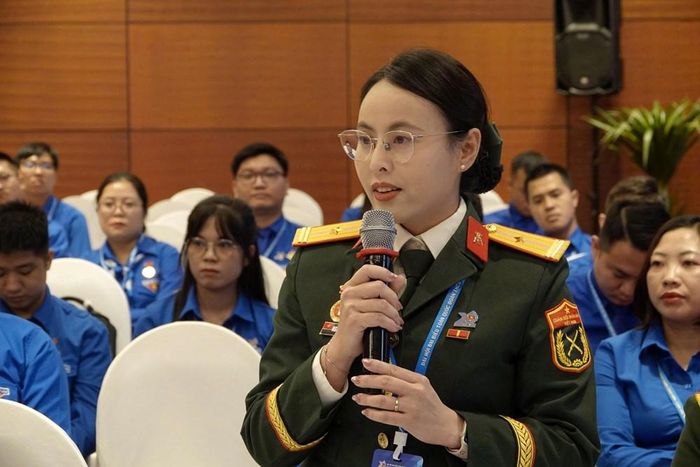 Đại biểu Nguyễn Thị Lan Phương - Bí thư Đoàn cơ sở Nhà máy Z176 (Tổng cục Công nghiệp Quốc phòng) phát biểu tại diễn đàn