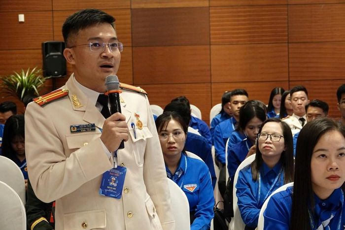 Đại biểu Đậu Bá Tuấn - Phó Trưởng Ban Thanh niên Công an nhân dân