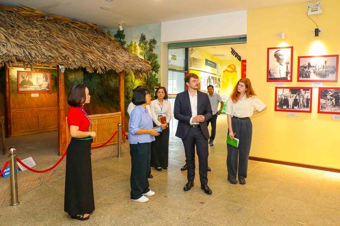 Các chuyên gia Mémorial de Caen khảo sát không gian trưng bày, trao đổi về phương án tiếp cận mới cho Bảo tàng Chiến thắng Điện Biên Phủ. Ảnh: BTC