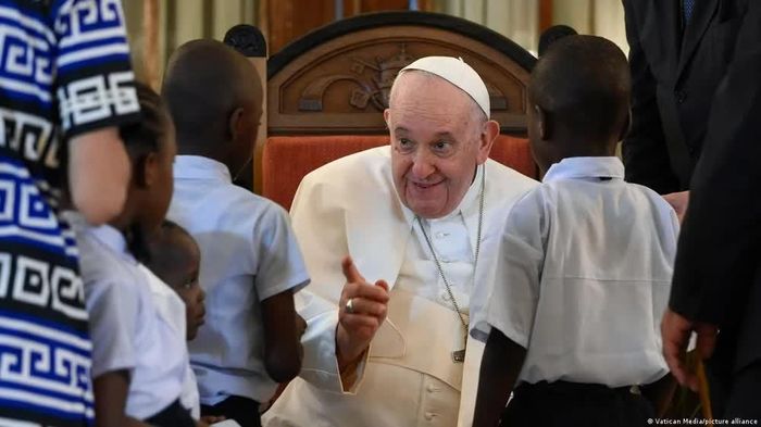 Đức Giáo hoàng Francis, người qua đời năm 2025, cũng từng học tiếng Đức tại Viện Goethe: Năm 1985, ngài tham gia một khóa học ở Boppard