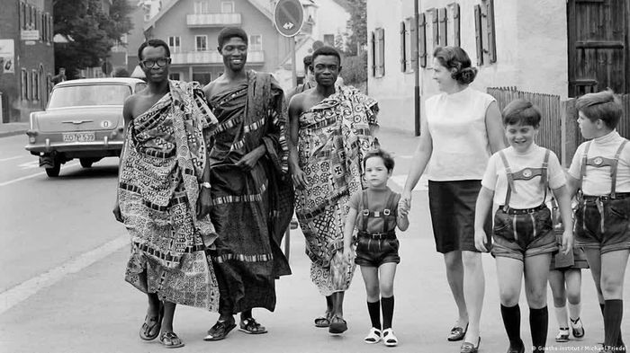 Các sinh viên học ngôn ngữ đến từ Ghana đi dạo chơi ở Murnau, Bavaria, cùng với gia đình chủ nhà, năm 1969