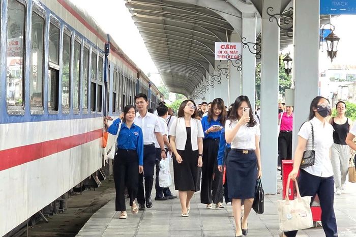 Đường sắt Việt Nam vận hành đoàn tàu chuyên dụng đưa đón y bác sĩ Hà Nội – Phủ Lý từ 26/6. Ảnh: VNR