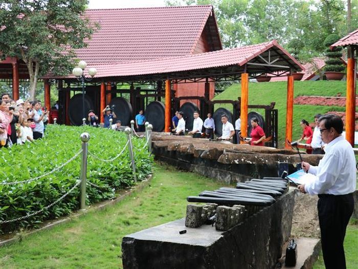 Nơi trưng bày đàn đá kỷ lục Việt Nam nặng 20 tấn và bộ cồng, chiềng lớn nhất Nam Nam tại di tích Sóc Bom Bo. Ảnh: K GƯỈH - TTXVN