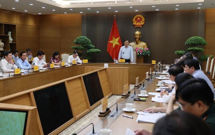 Phó Thủ tướng Thường trực yêu cầu đẩy nhanh tiến độ triển khai các dự án tuyến đường bộ cao tốc Hà Nội - Vientiane và tuyến đường sắt Vũng Áng – Vientiane - Ảnh: VGP/Phương Nguyên