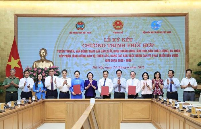 Lễ ký kết Chương trình phối hợp về tuyên truyền, vận động, giám sát sản xuất, kinh doanh nông lâm thủy sản chất lượng, an toàn góp phần tăng cường bảo vệ, chăm sóc, nâng cao sức khỏe nhân dân và phát triển bền vững giai đoạn 2026-2030 - Ảnh: VGP/Thu Giang