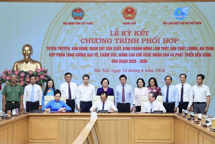 Phó Thủ tướng Phạm Thị Thanh Trà và các đại biểu chứng kiến việc ký kết - Ảnh: VGP/Thu Giang
