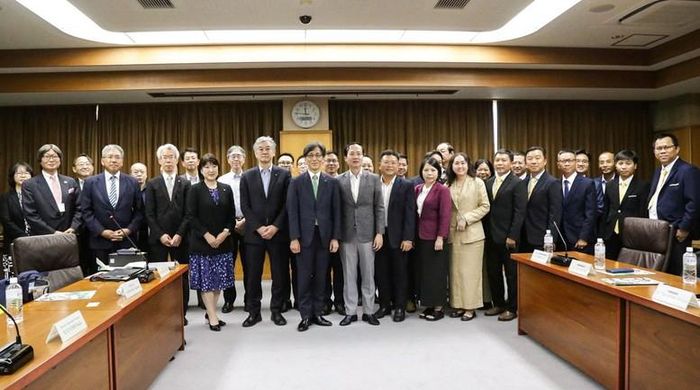 Đoàn công tác tỉnh Vĩnh Long cùng lãnh đạo Đại học Niigata chụp ảnh lưu niệm sau buổi làm việc, đánh dấu bước tiến mới trong hợp tác đào tạo nguồn nhân lực, nghiên cứu giống lúa chất lượng cao và chuyển giao công nghệ phục vụ phát triển nông nghiệp thích ứng biến đổi khí hậu - Ảnh: VGP/Bích Chi