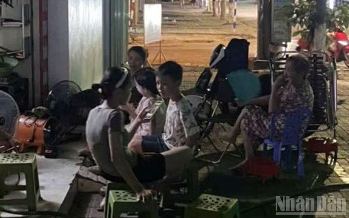 Người dân tại phường Thái Bình có một buổi tối mệt mỏi vì bị ngừng cấp điện 4 tiếng đồng hồ trong nóng bức.
