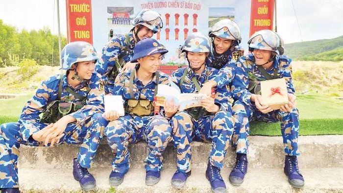 Bộ đội đọc sách trong giờ nghỉ. (Ảnh: THANH LANH)