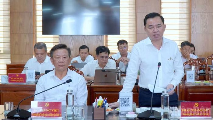 Trưởng Ban Tổ chức Tỉnh ủy Cà Mau Phan Thanh Duy (đứng) tham gia ý kiến thảo luận tại hội nghị.