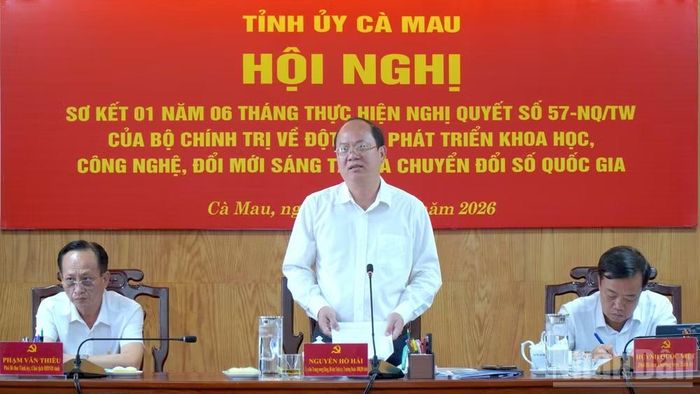 Đồng chí Nguyễn Hồ Hải, Ủy viên Trung ương Đảng, Bí thư Tỉnh ủy Cà Mau phát biểu chỉ đạo tại hội nghị sơ kết 1 năm 6 tháng thực hiện Nghị quyết số 57 của Bộ Chính trị.