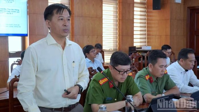 Tiến sĩ Quách Văn Ấn, Phó Giám đốc Sở Khoa học và Công nghệ tỉnh Cà Mau (bìa trái) tham gia ý kiến thảo luận tại hội nghị sơ kết.