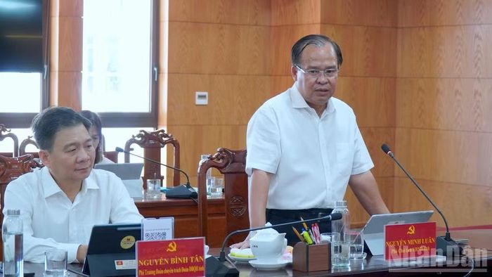 Phó Chủ tịch Ủy ban nhân dân tỉnh Cà Mau Nguyễn Minh Luân (bìa phải) phát biểu thảo luận về các giải pháp thúc đẩy đột phá khoa học công nghệ.