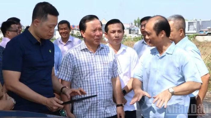 Lãnh đạo Ủy ban nhân dân thành phố Đồng Nai khảo sát thực hiện một dự án trên địa bàn phường Trảng Dài.