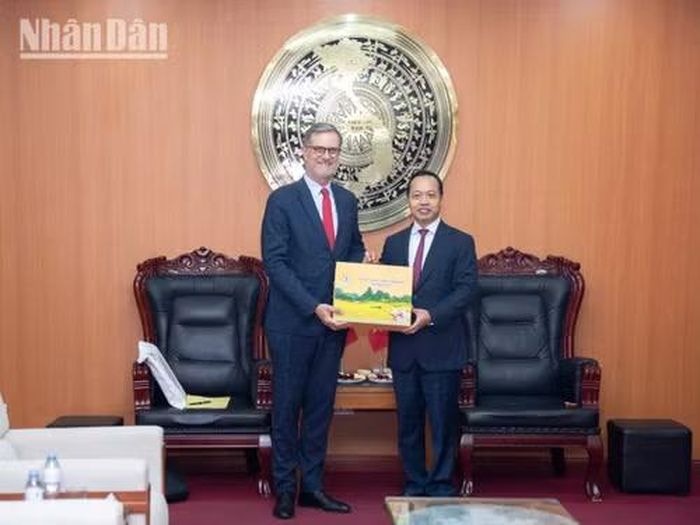 Sự hiện diện của Đại sứ Pháp thể hiện ý chí khép lại quá khứ để cùng hướng tới tương lai. (Ảnh: MINH DUY)