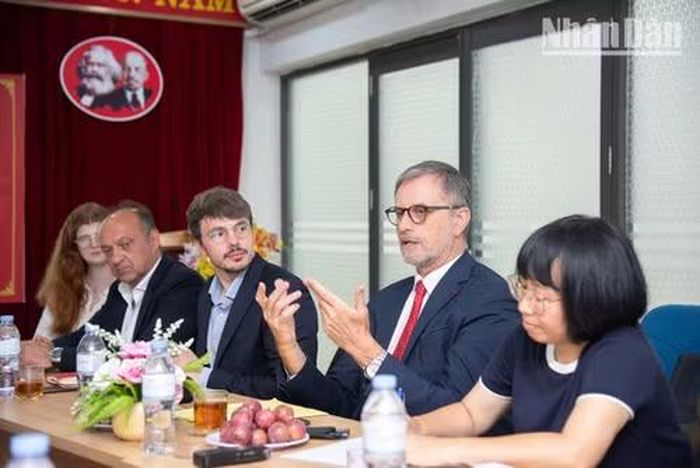 Pháp chia sẻ bài học về du lịch bền vững nhằm bảo vệ di sản và đời sống cộng đồng. (Ảnh: MINH DUY)