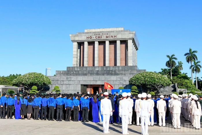Quang cảnh lễ báo công dâng Bác và vào Lăng viếng Chủ tịch Hồ Chí Minh của Đoàn đại biểu dự Đại hội Đoàn toàn quốc lần thứ XIII.