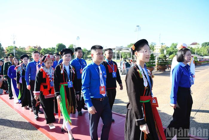 Các đại biểu vào Lăng viếng Chủ tịch Hồ Chí Minh.