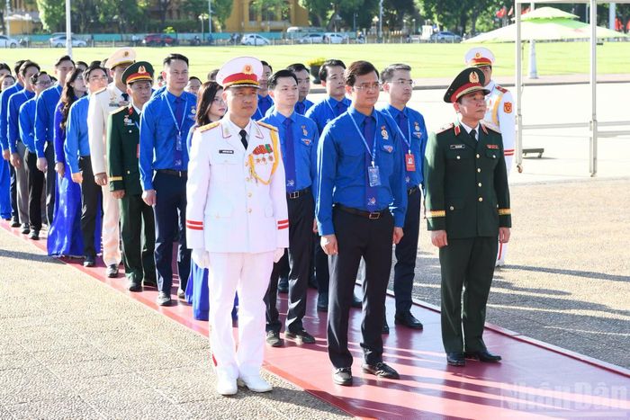 Đoàn đại biểu dự Đại hội Đoàn toàn quốc lần thứ XIII thành kính tưởng nhớ Chủ tịch Hồ Chí Minh.