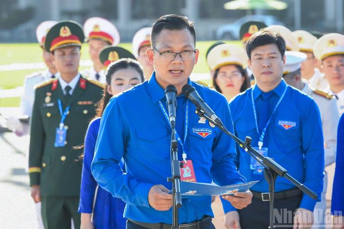 Bí thư Đoàn Ban quản lý Khu nông nghiệp công nghệ cao Thành phố Hồ Chí Minh Phạm Quang Thắng, thay mặt cho tuổi trẻ cả nước, báo cáo với Bác những kết quả đã đạt được trong công tác Đoàn và phong trào thanh thiếu nhi.