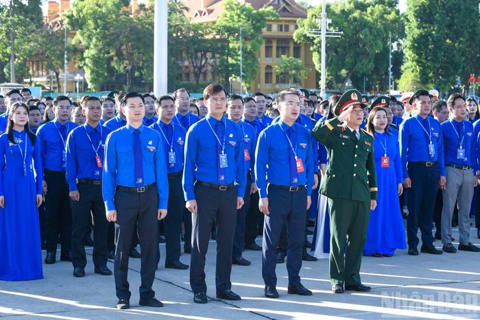 Ban Bí thư Trung ương Đoàn và các đại biểu dự lễ báo công dâng Bác và vào Lăng viếng Chủ tịch Hồ Chí Minh.
