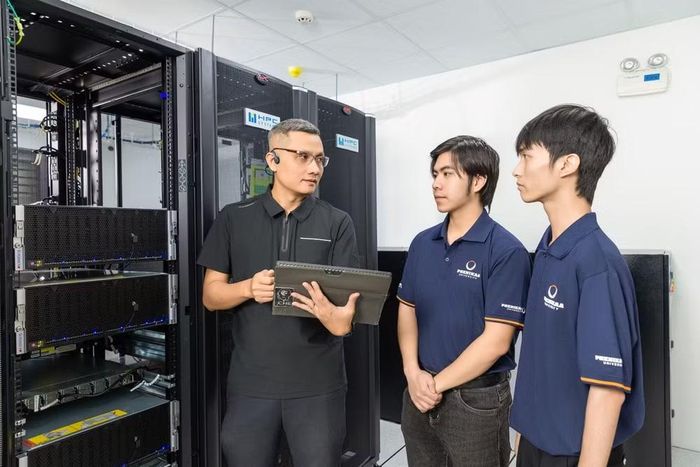 Hướng dẫn sinh viên Đại học Phenikaa về giải pháp phòng, chống các cuộc tấn công trên không gian mạng. Ảnh: Ngọc Thơm