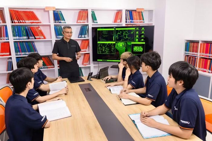 Các sinh viên Đại học Phenikaa học về các thủ đoạn, phương thức tấn công của tội phạm trên không gian mạng. Ảnh: Ngọc Thơm
