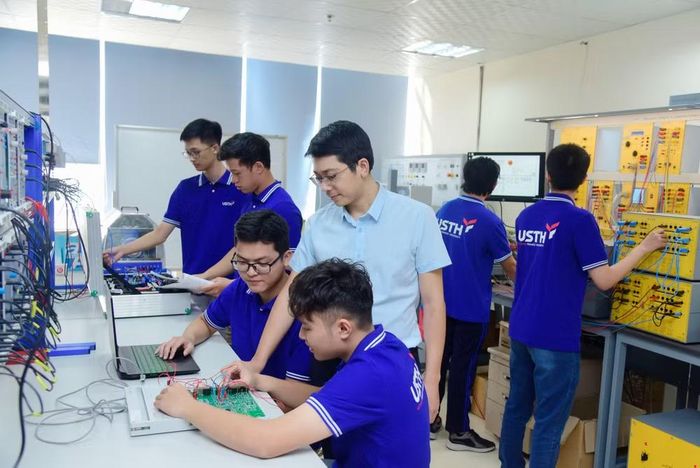 Sinh viên Trường đại học Khoa học và Công nghệ Hà Nội trong giờ thực hành. Ảnh: USTH