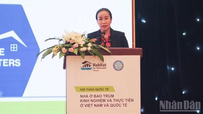 Phó Chủ tịch Ủy ban nhân dân thành phố Đà Nẵng Nguyễn Thị Anh Thi phát biểu tại hội thảo.